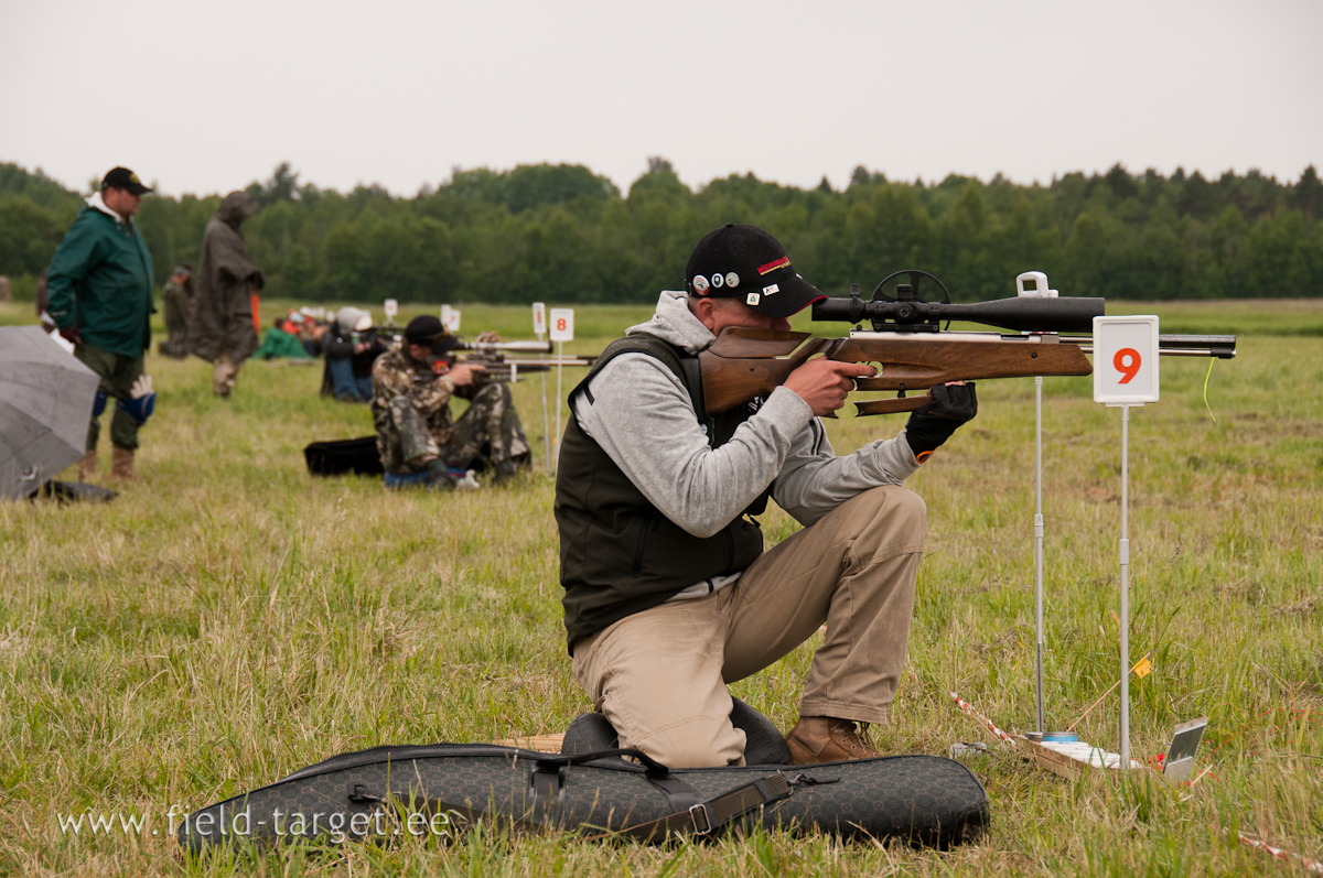 Meelis Kurvits with tuned HW97 LP in kneeling position on Line 9